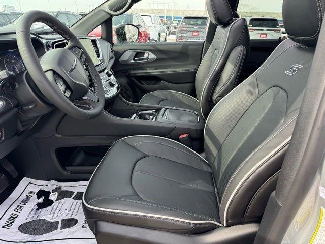 New 2026 Silver Mist Clear-Coat Exterior Paint Chrysler Limited image 9