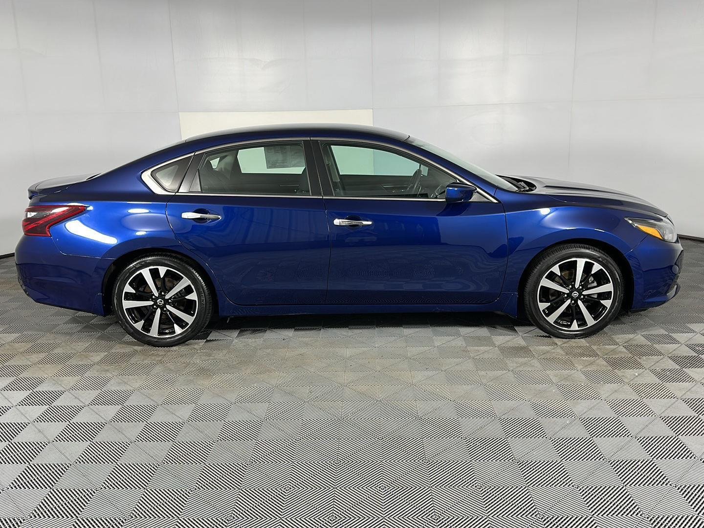 Used 2018 Deep Blue Pearl Nissan 2.5 SR image 26