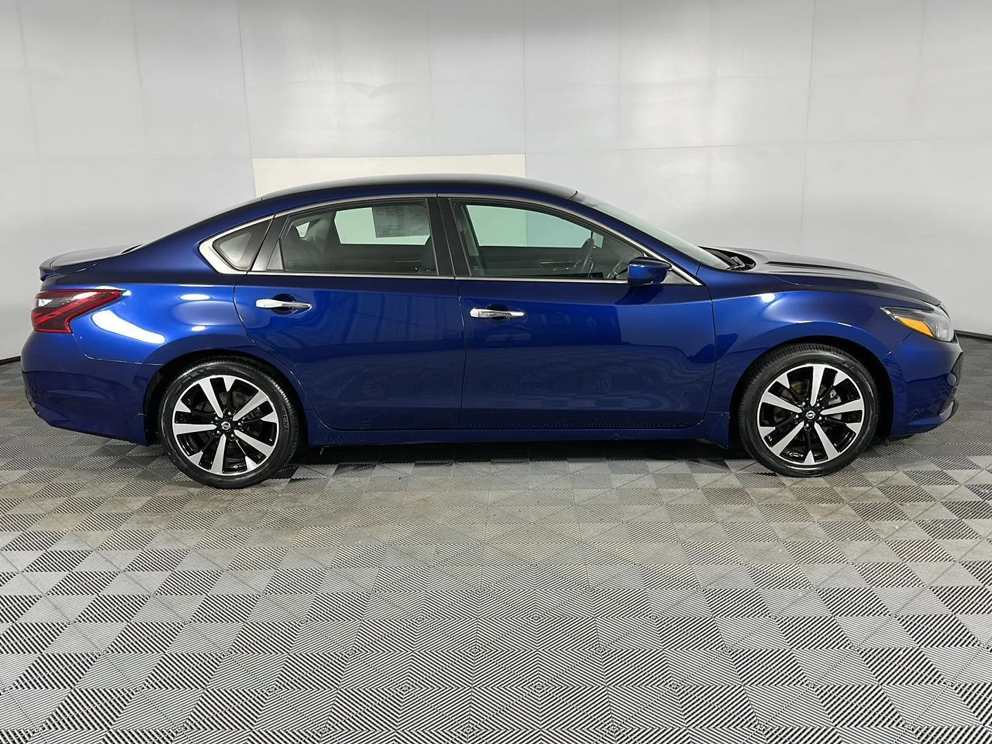 Used 2018 Deep Blue Pearl Nissan 2.5 SR image 26