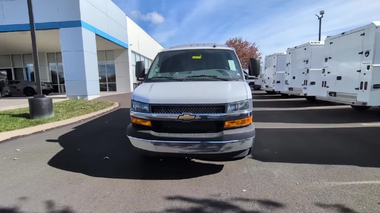 New 2025 Summit White Chevrolet 1WT image 34