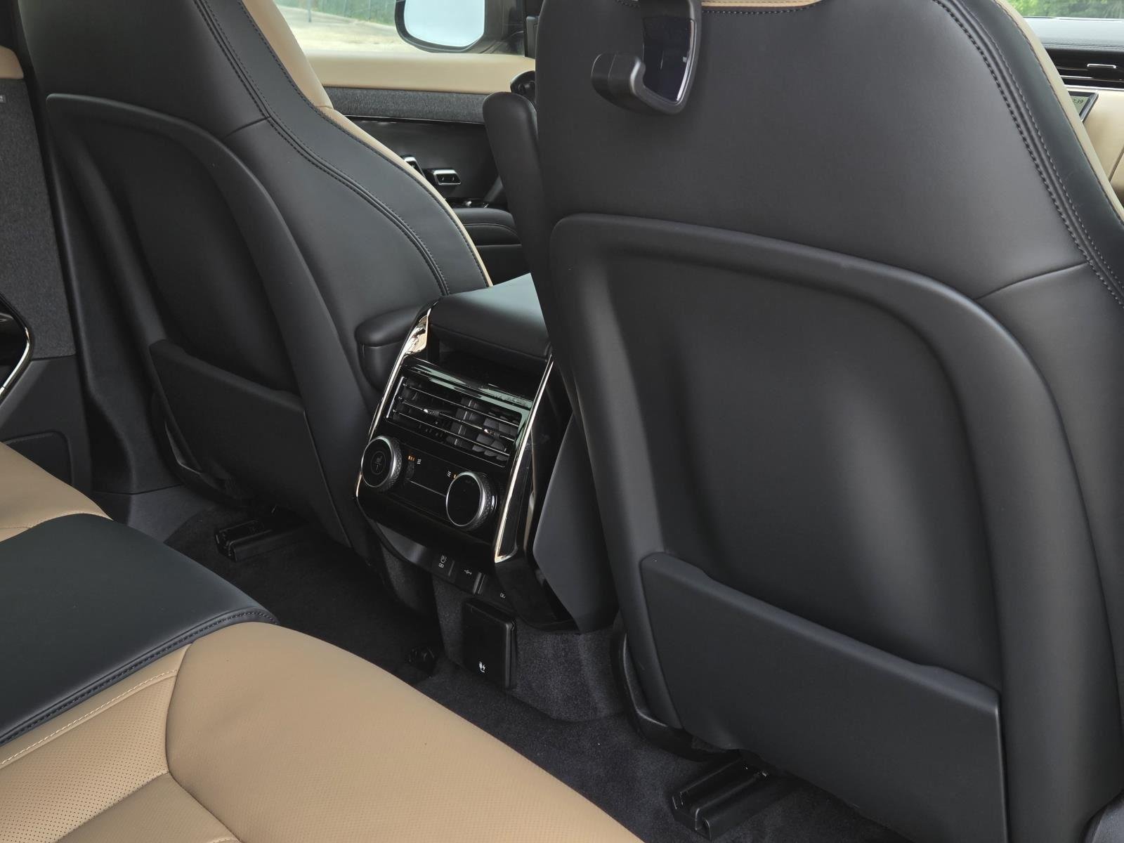 New 2026 Santorini Black Land Rover Dynamic SE image 39