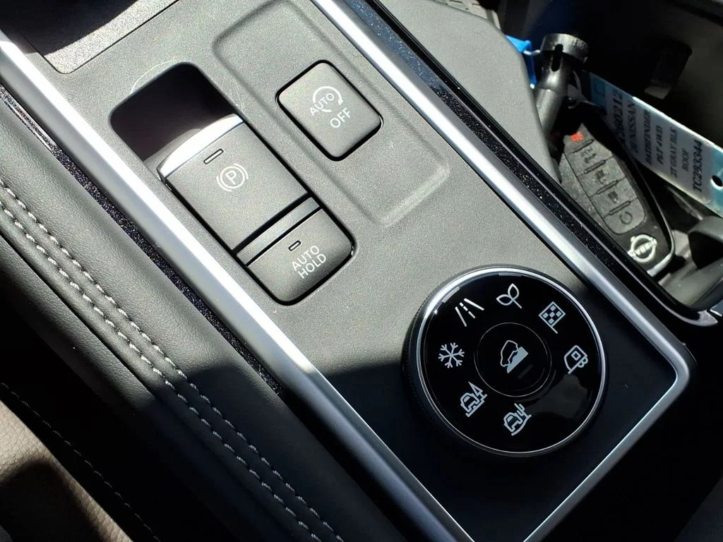 New 2026 Boulder Gray Pearl / Super Black Two-tone Nissan Platinum image 20
