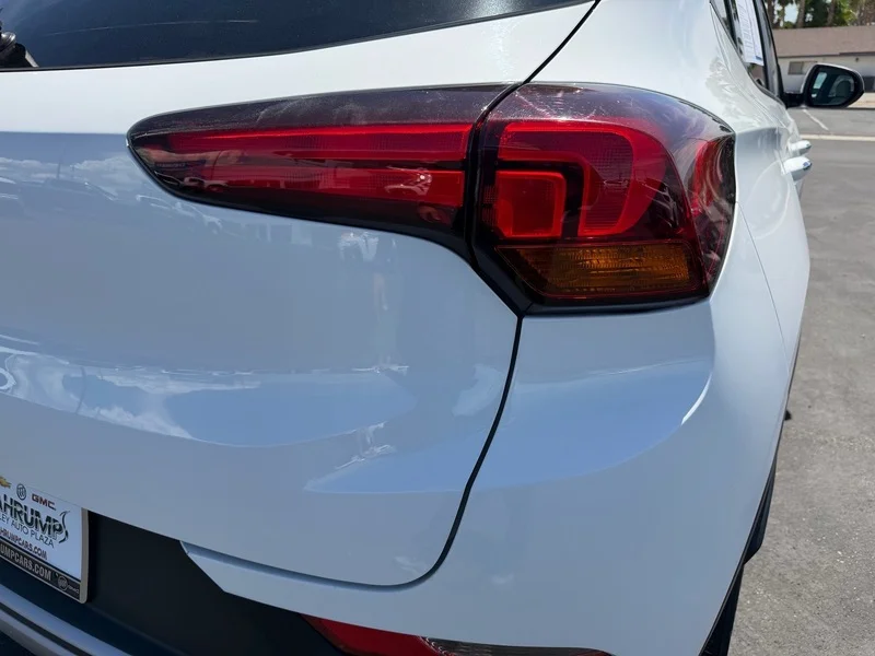 Used 2020 SUMMIT WHITE Buick Select image 21