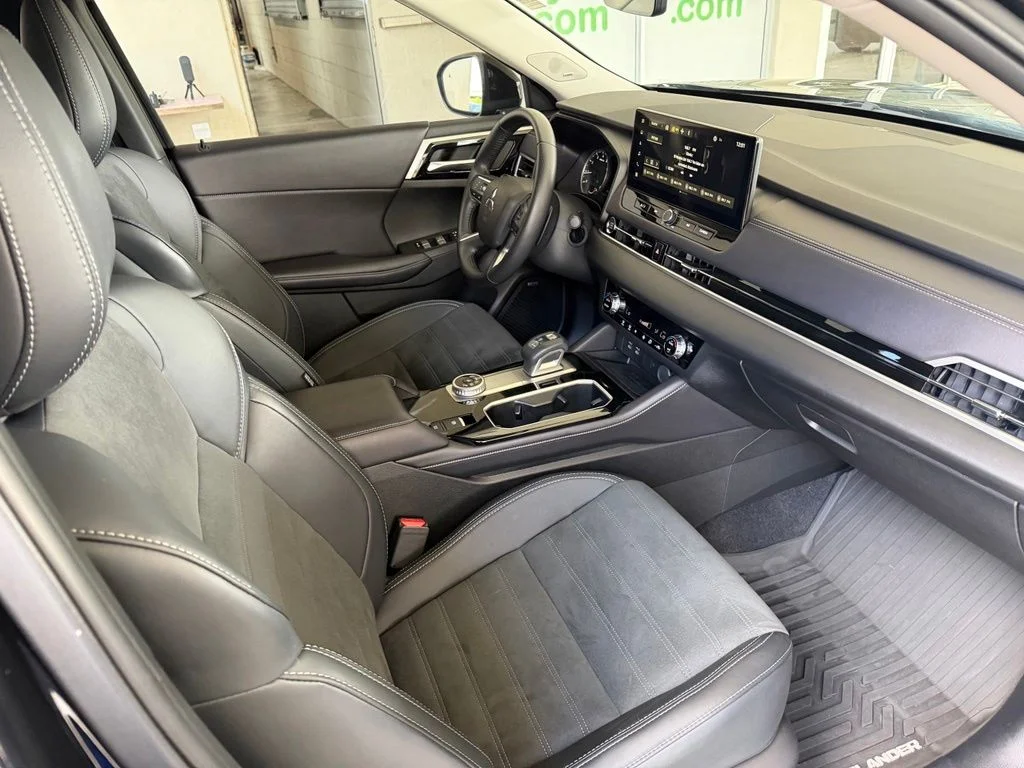 Used 2025 Black Mitsubishi SE image 25