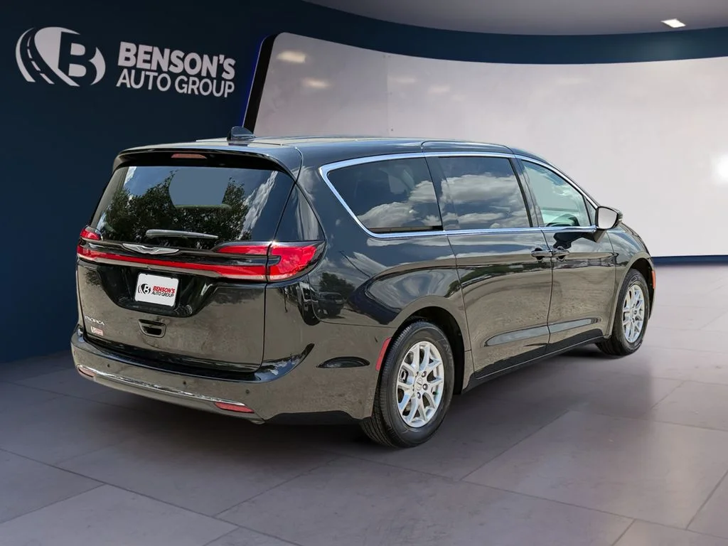 Used 2023 Black Chrysler Touring L image 5
