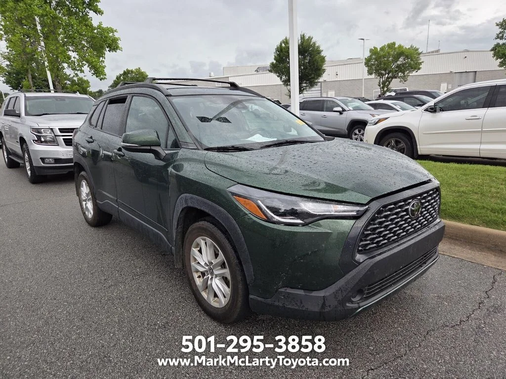 Used 2022  Toyota LE image 3