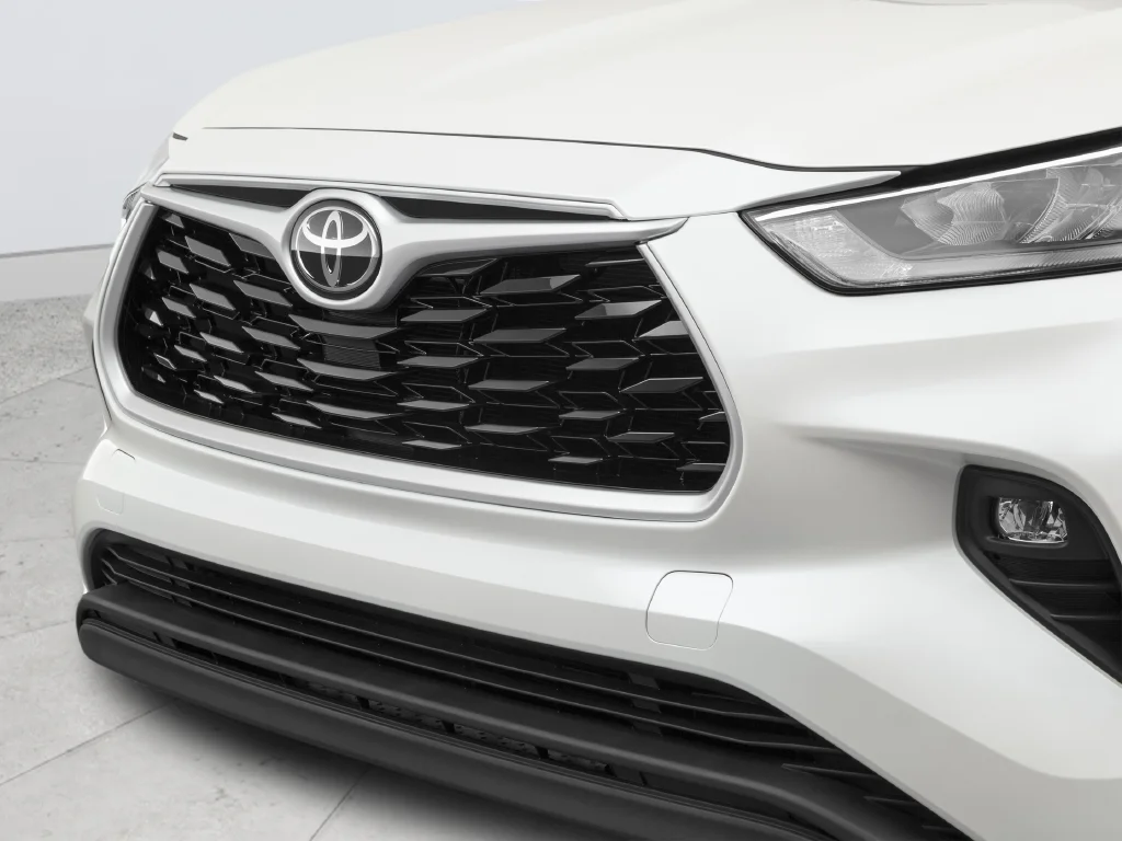 Used 2020 White Toyota XLE image 64