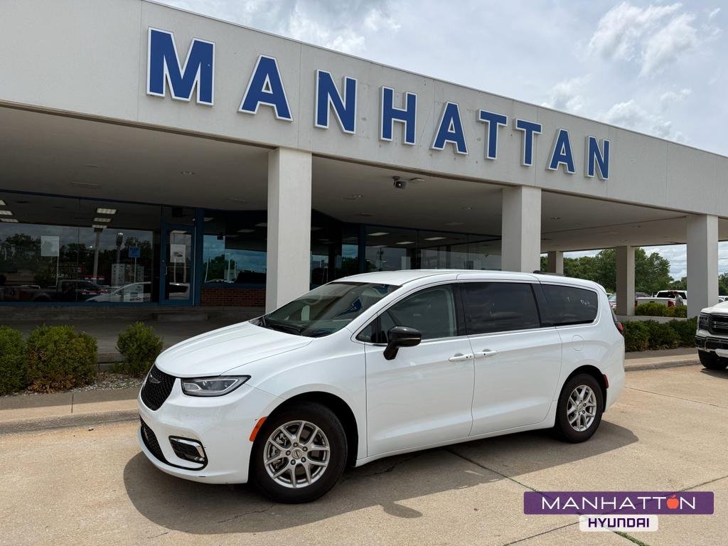 2024 Chrysler Pacifica Touring L's photo