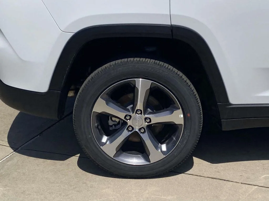 New 2026 Bright White Clear-Coat Exterior Paint Jeep Limited image 8