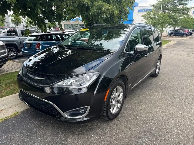 Used 2019 Brilliant Black Crystal Pearlcoat Chrysler Limited image 8