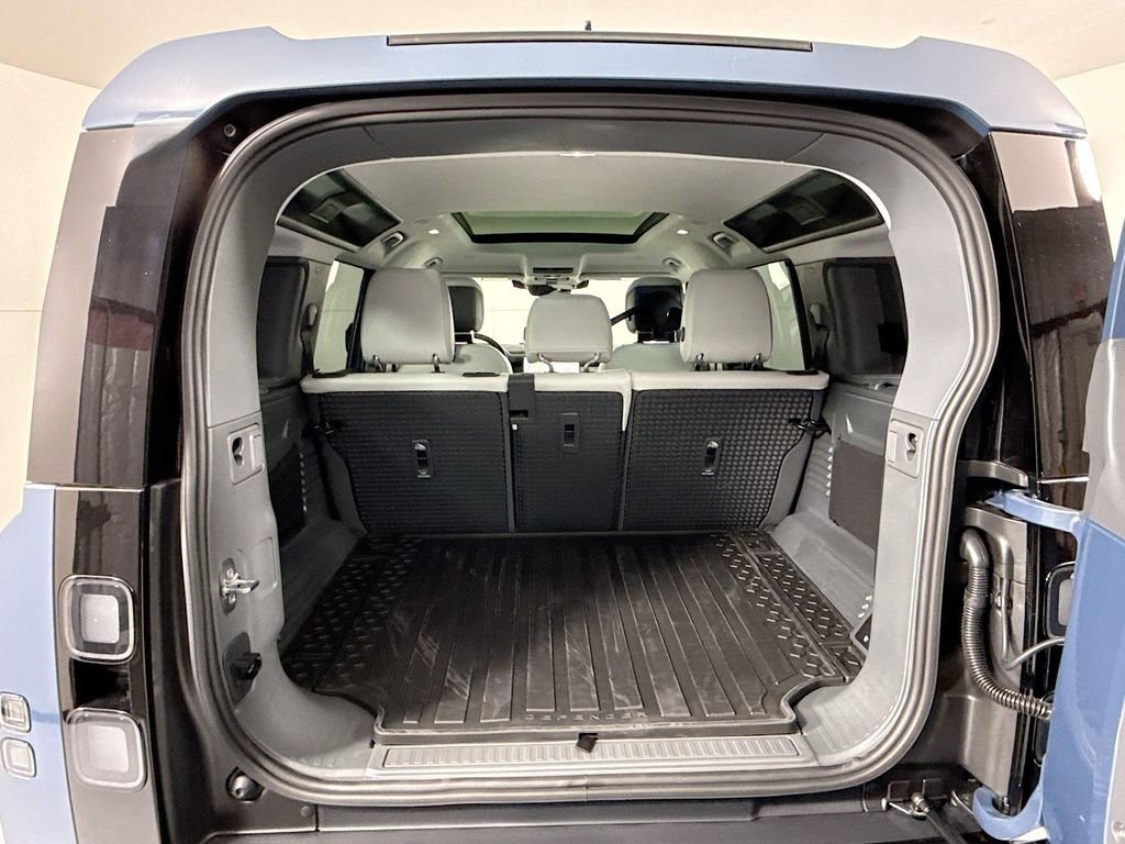 Used 2026 Tasman Blue Metallic Land Rover S image 28