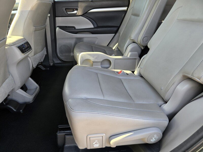 Used 2015 Green Toyota XLE V6 image 12