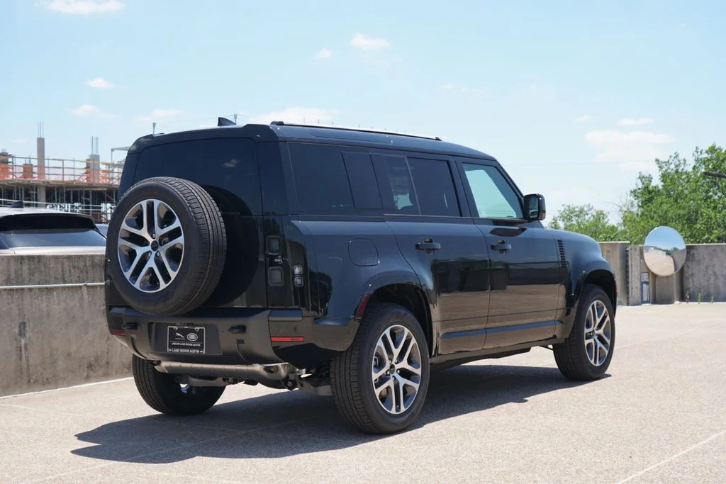 New 2026 Black Land Rover X-Dynamic SE image 7
