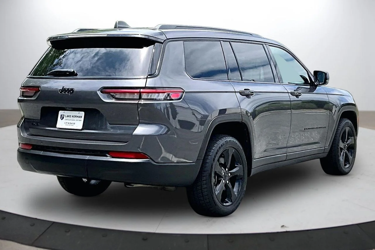 Used 2023 Gray Jeep Altitude image 9