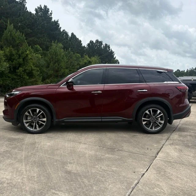 Used 2022 Red INFINITI LUXE image 2