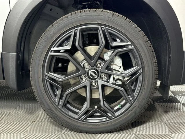 New 2026 Aspen White TriCoat / Super Black Two-tone Nissan SR image 10