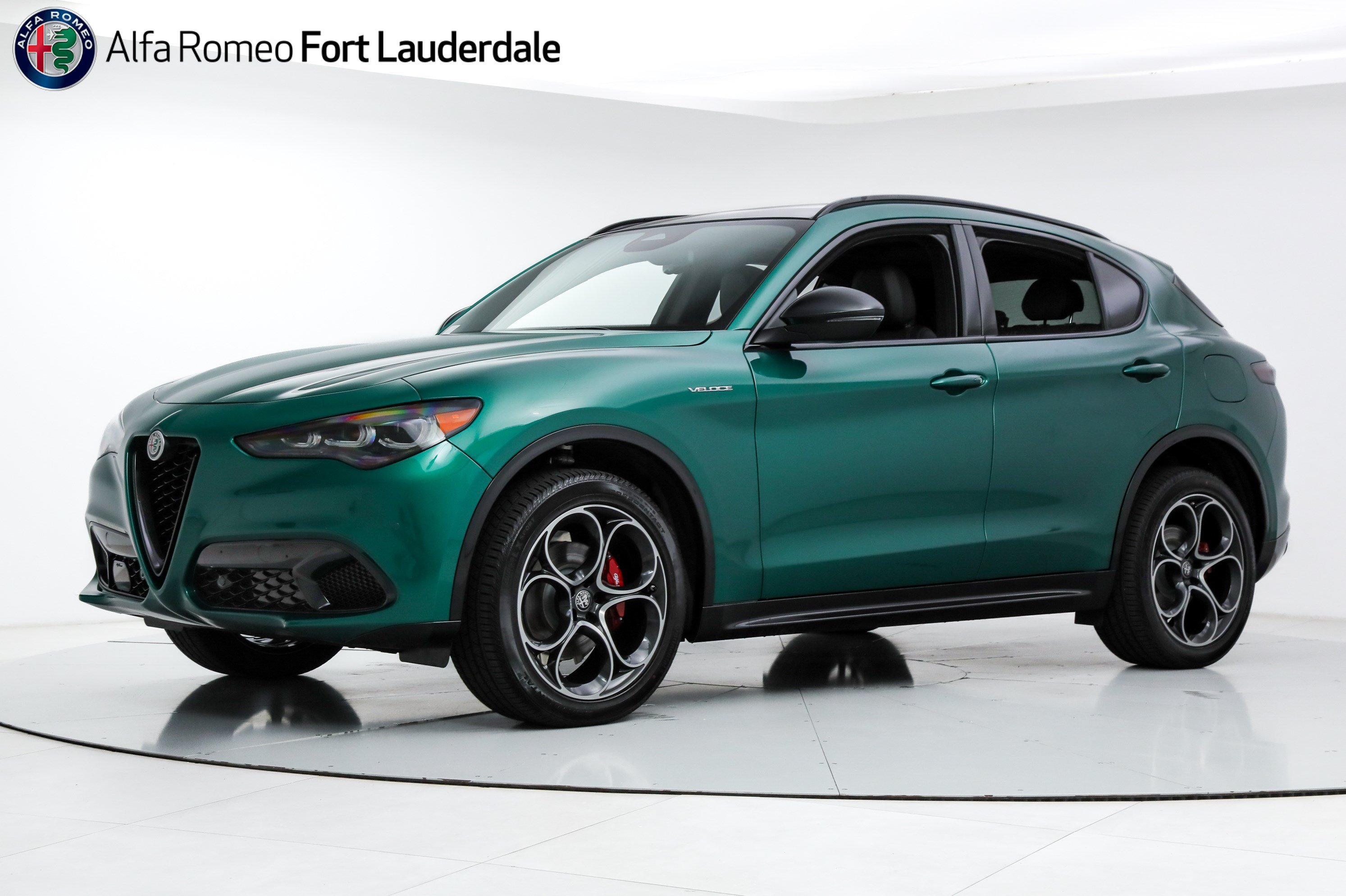 New 2026 Verde (Green) Fangio Metallic Exterior Paint Alfa Romeo  image 1