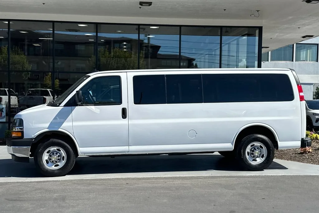 2024 Chevrolet Express Passenger LT - Photo 7