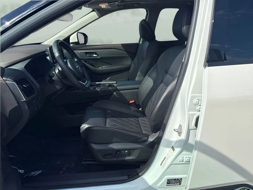 Used 2023 White Nissan Platinum image 9