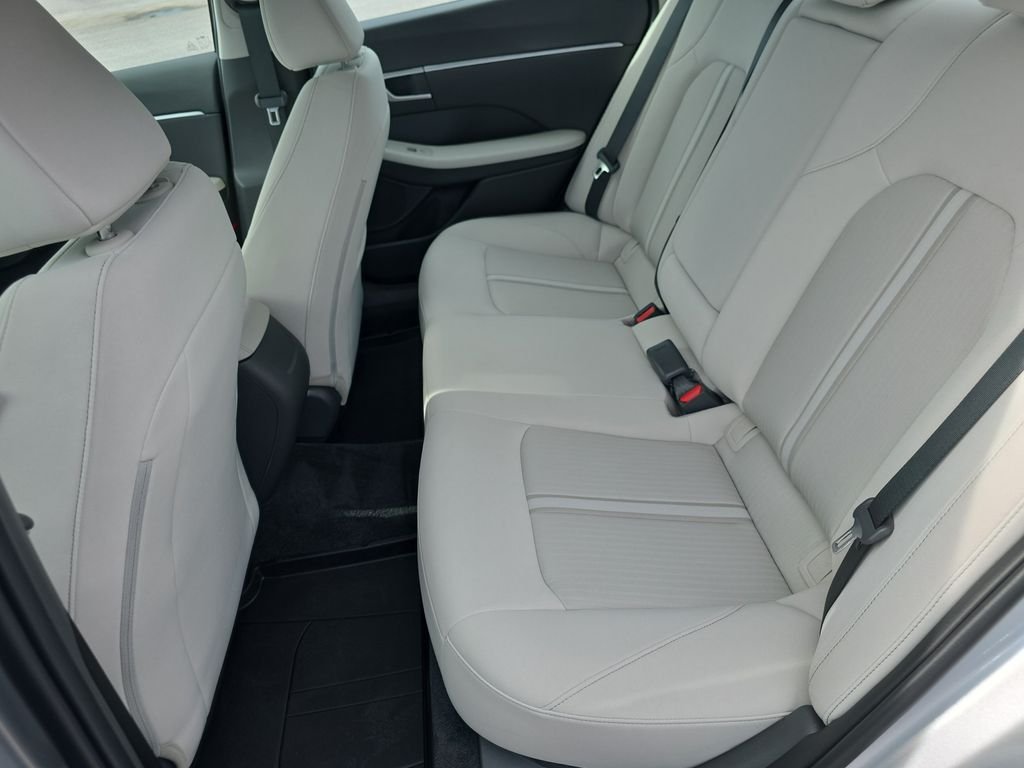 Used 2025 Aero Silver Hyundai SEL Convenience image 32