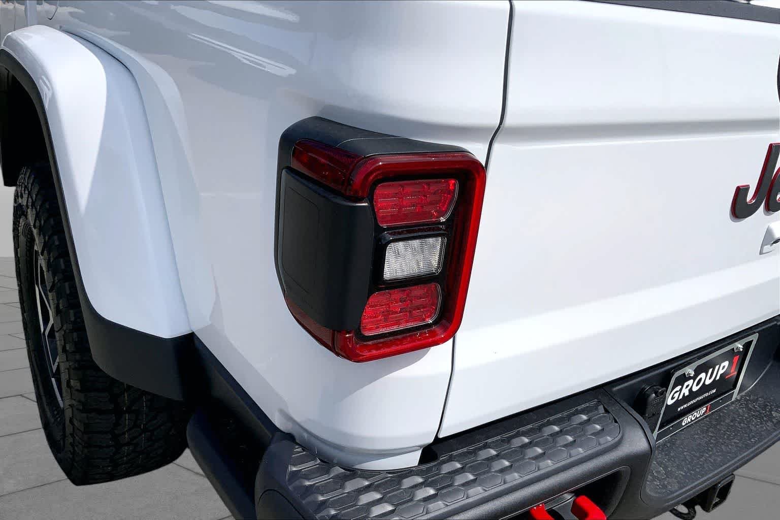 New 2026 Bright White Clear-Coat Exterior Paint Jeep Rubicon image 11