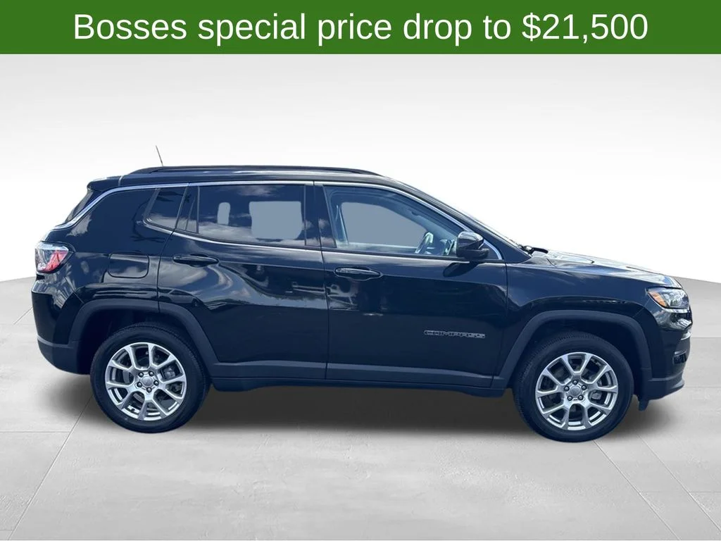 Used 2022 Black Jeep Latitude Lux image 2