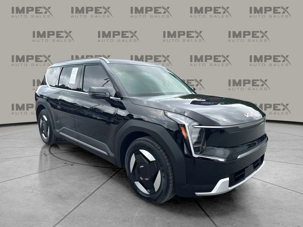 Used 2024 Black Kia Wind image 4