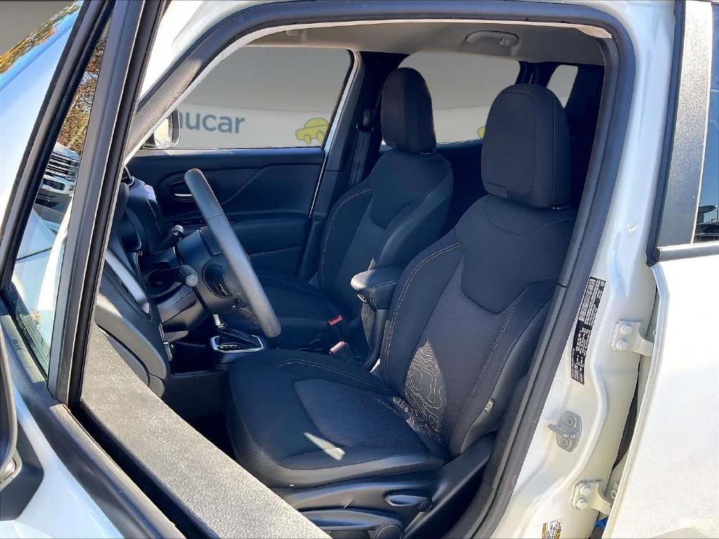 Used 2023 Alpine White Clearcoat Jeep Latitude image 9