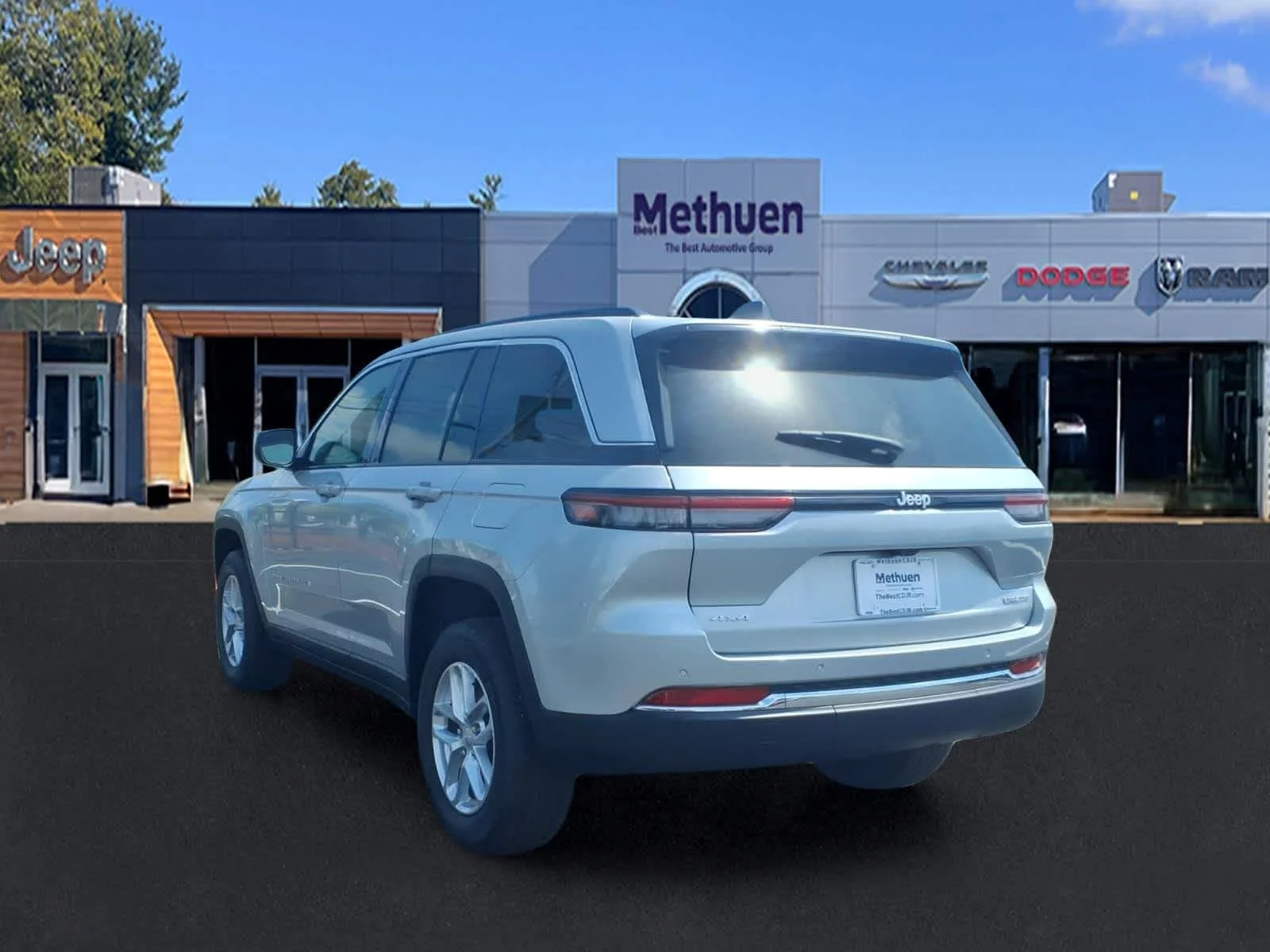 New 2026 Silver Zynith Exterior Paint Jeep Laredo image 6