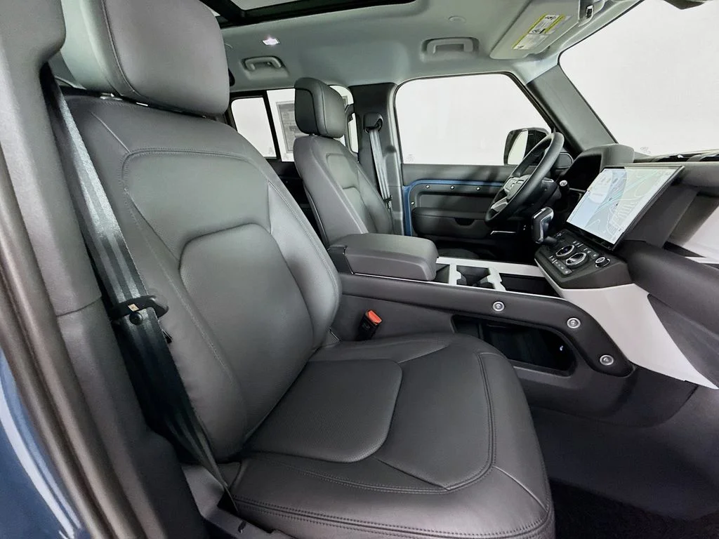 New 2026 Tasman Blue Metallic Land Rover S image 30