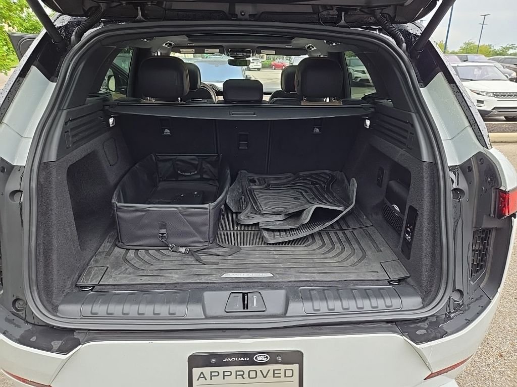 Certified Used 2023 Fuji White Land Rover SE Dynamic image 18