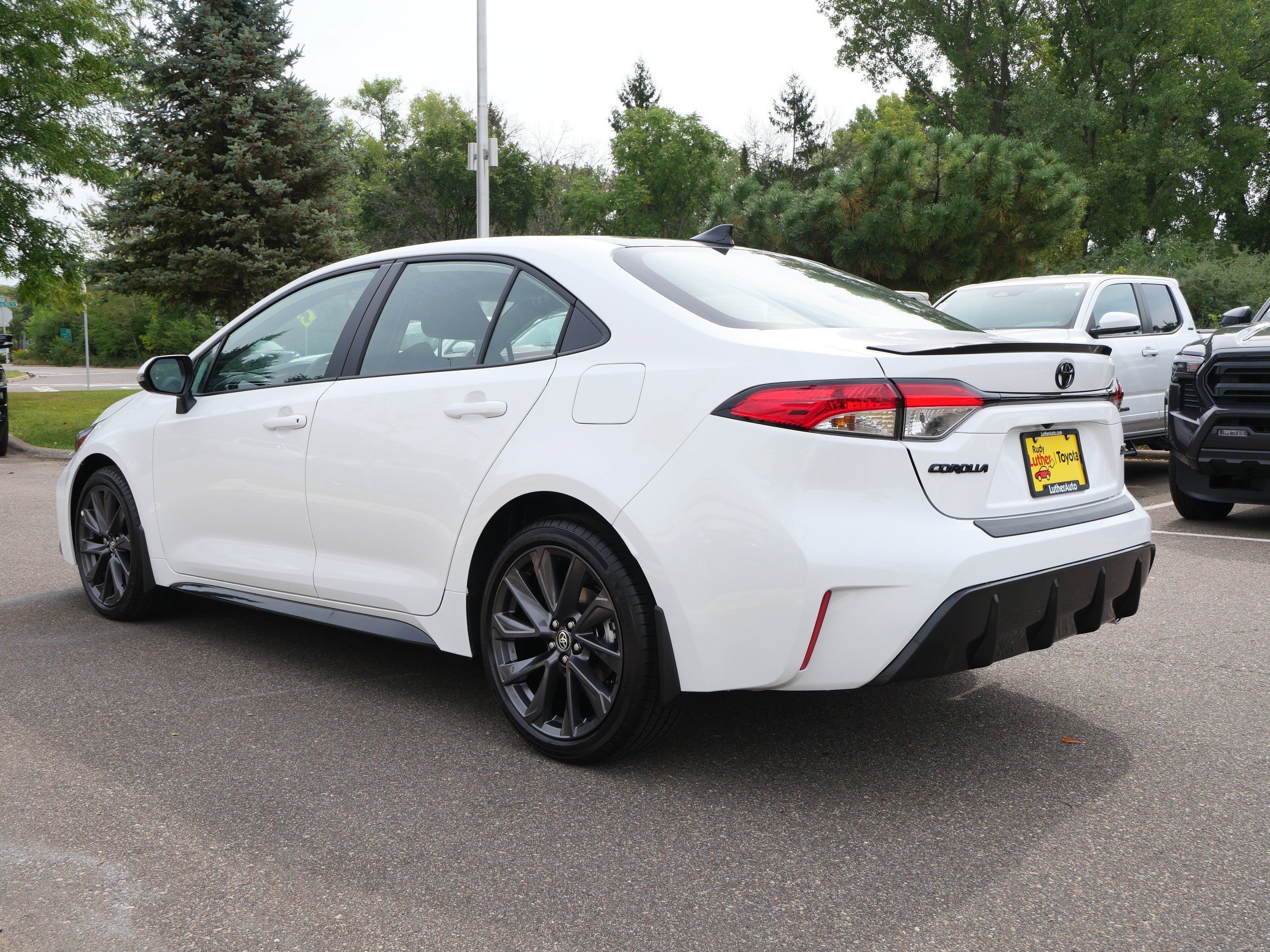 New 2026 Ice Cap with Midnight Black Metallic roof <sup>1</sup> Toyota  SE image 3