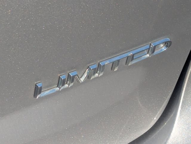 Used 2019 Billet Silver Metallic Clearcoat Chrysler Limited image 28