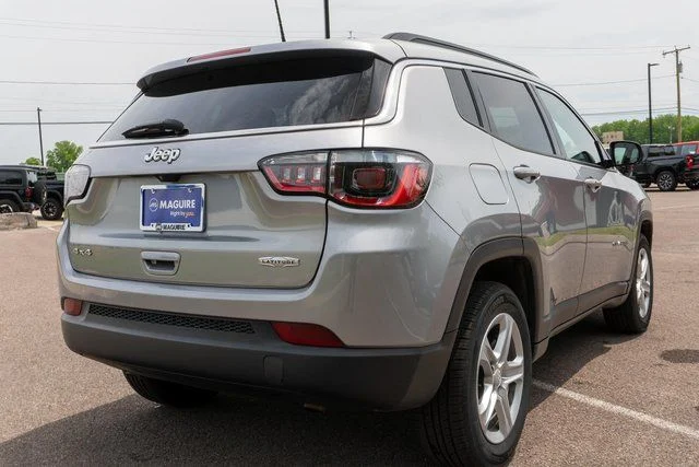 Used 2023 Silver Jeep Latitude image 6