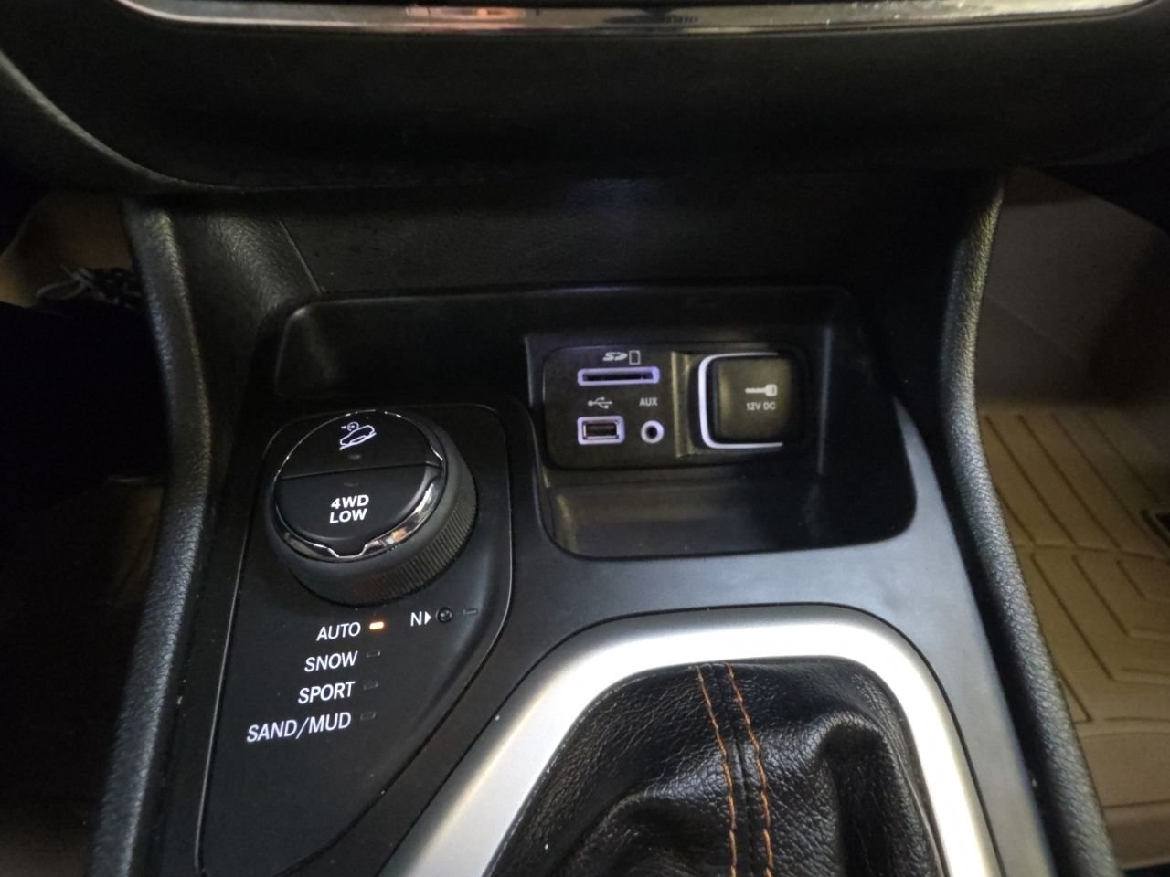 Used 2015 Silver Jeep Limited image 30