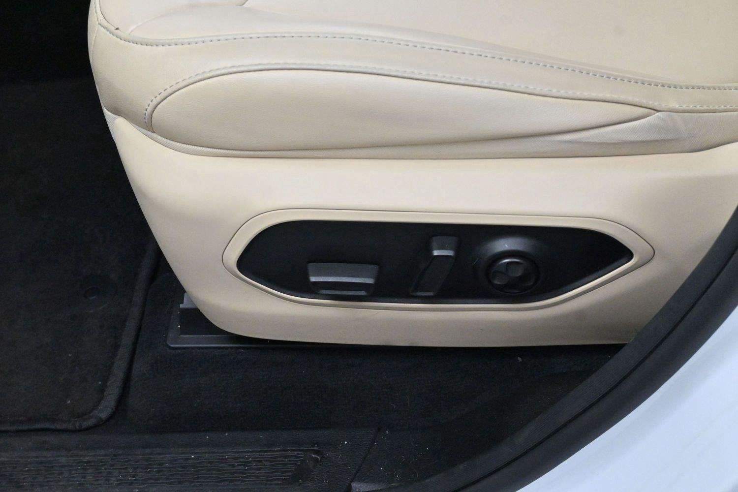 Used 2023 White Jeep Limited image 13