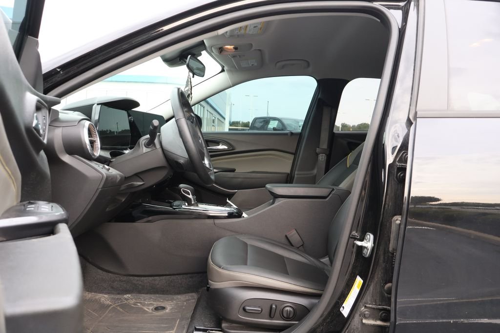 Used 2024 Mosaic Black Metallic Chevrolet ACTIV image 8