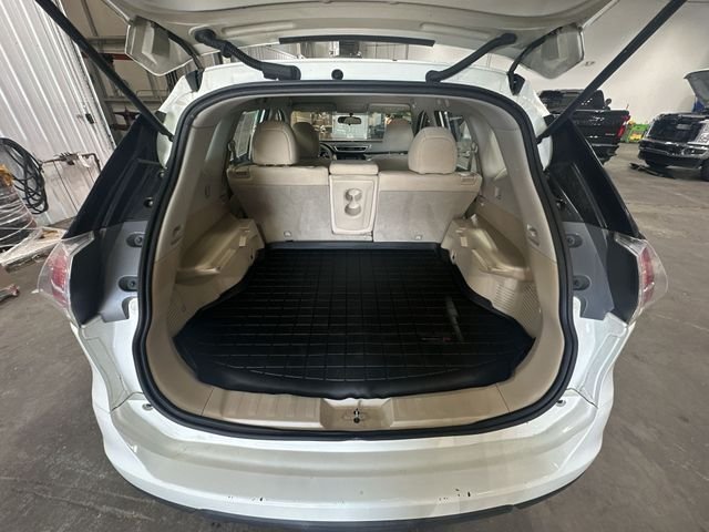 Used 2015 Glacier White Nissan S image 26