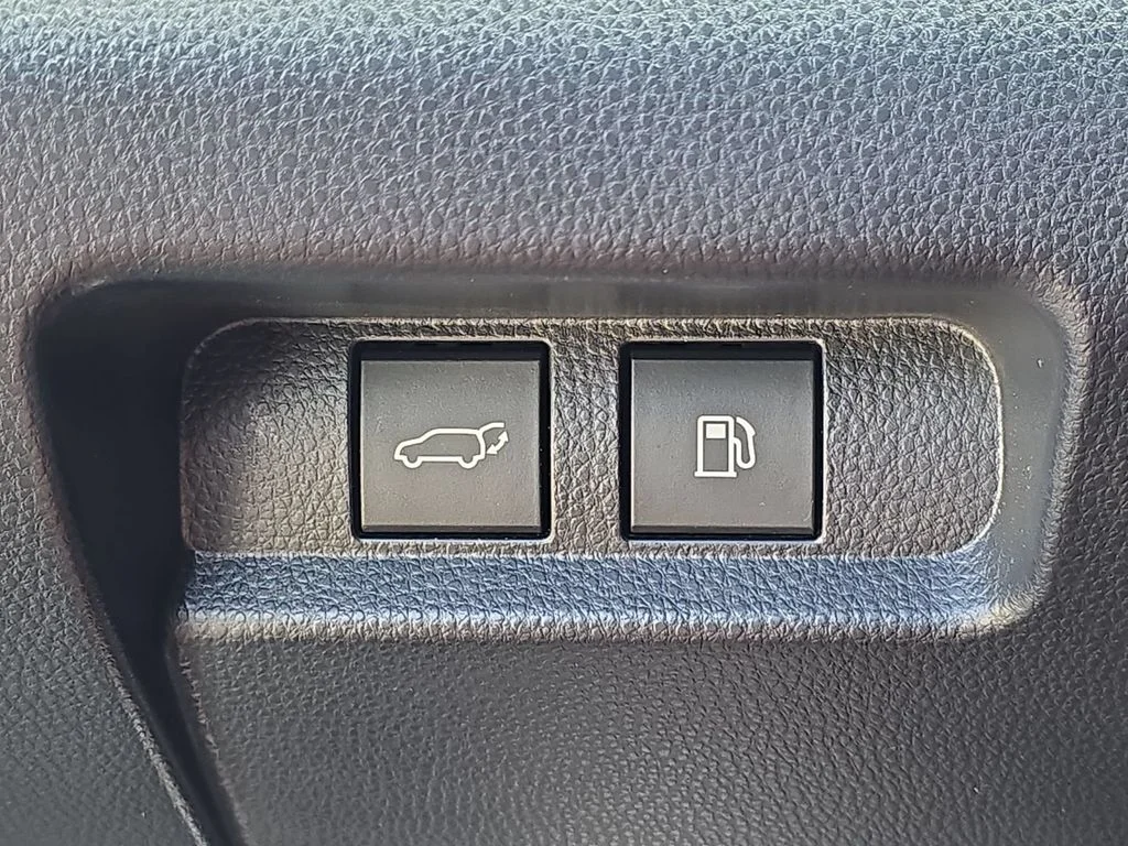 Used 2025 White Toyota XLE image 21