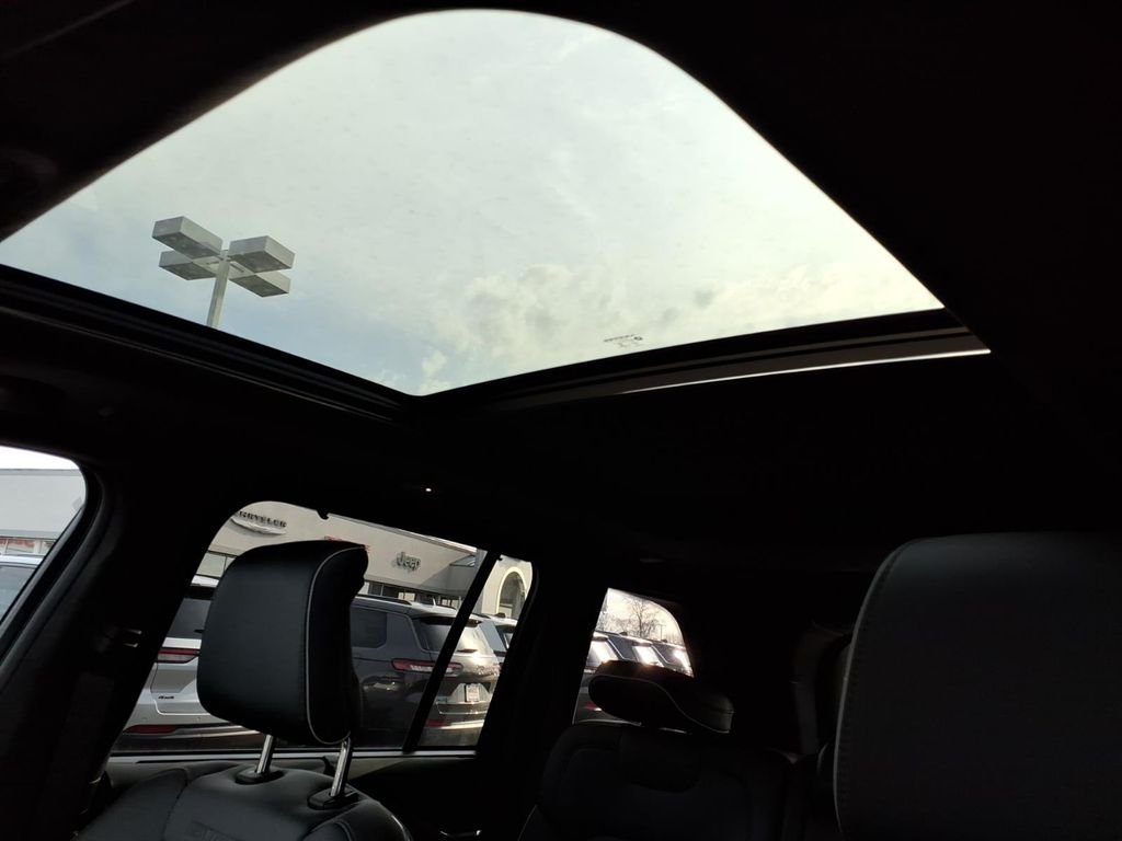 New 2026 Diamond Black Crystal Pearl-Coat Exterior Paint Jeep Summit image 12