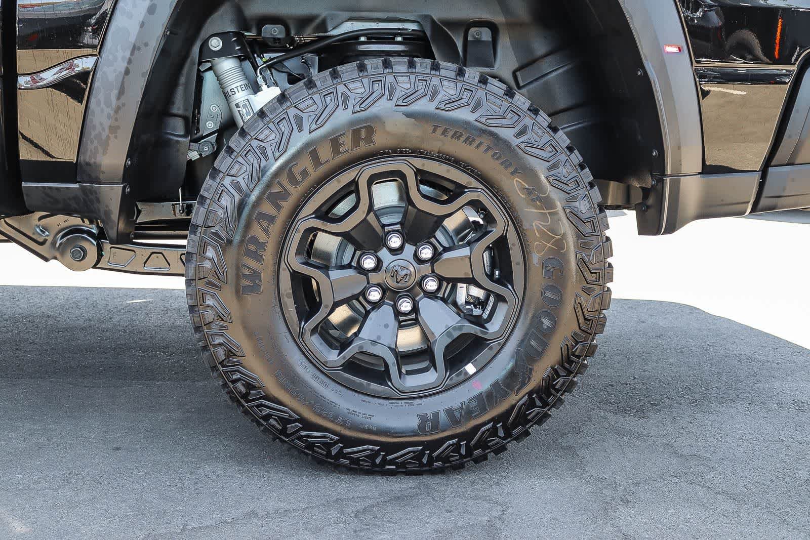 New 2026 Diamond Black Crystal Pearl-Coat Exterior Paint RAM RHO image 10