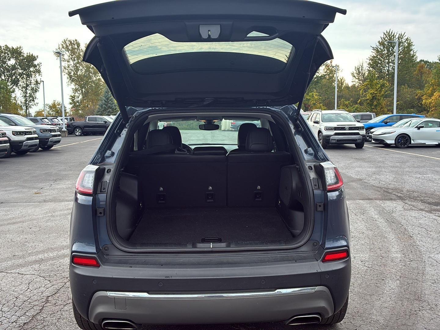 Used 2019 Blue Shade Pearlcoat Jeep Limited image 23