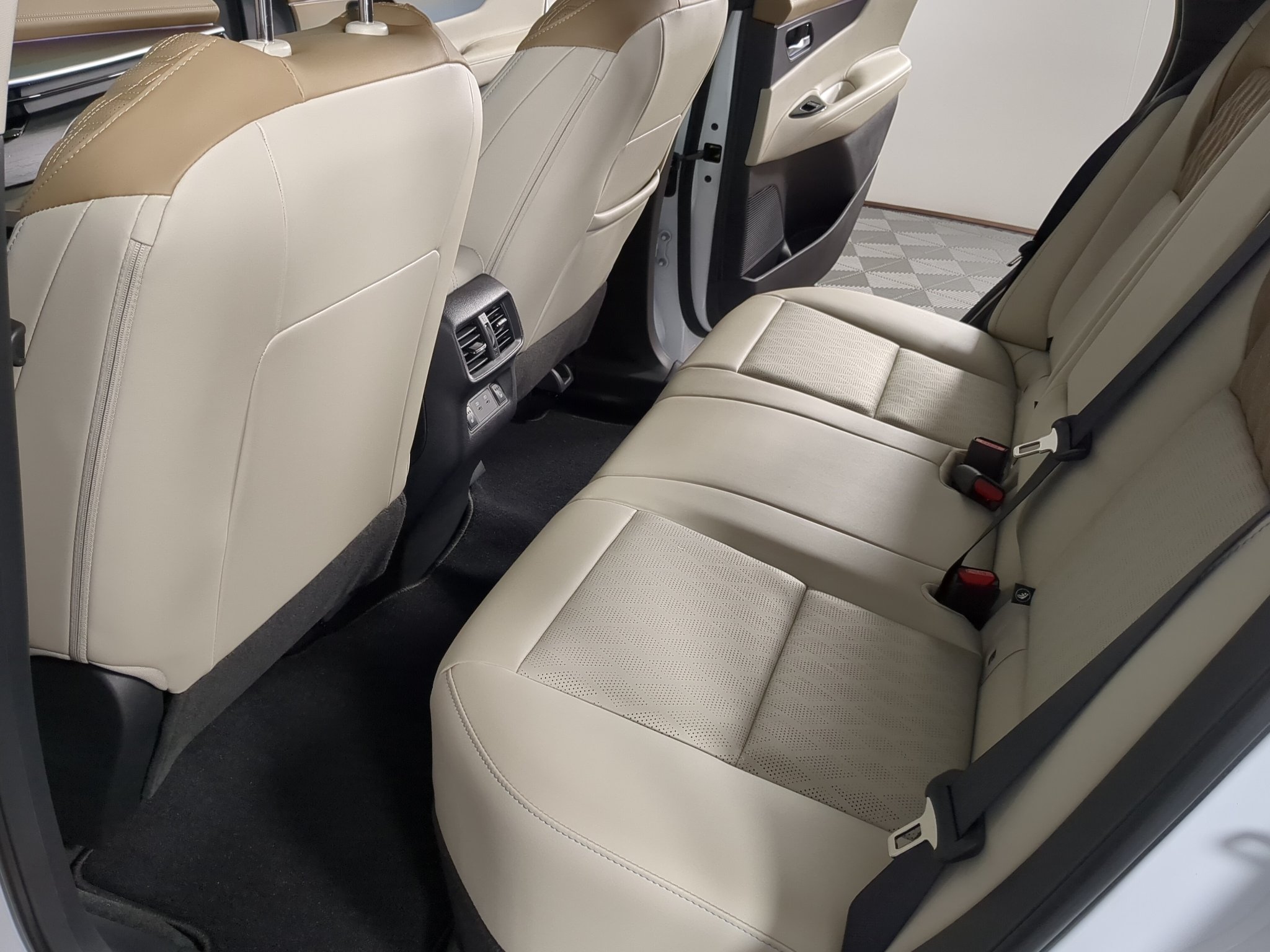 New 2027 Everest White Pearl TriCoat Nissan Platinum image 14