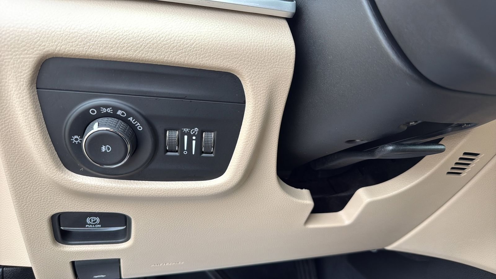Used 2023 Red Jeep Limited image 17