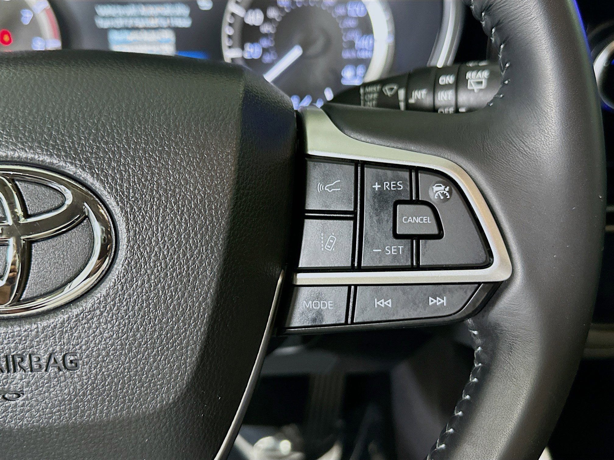 Certified Used 2025 Pearl Toyota XLE image 17