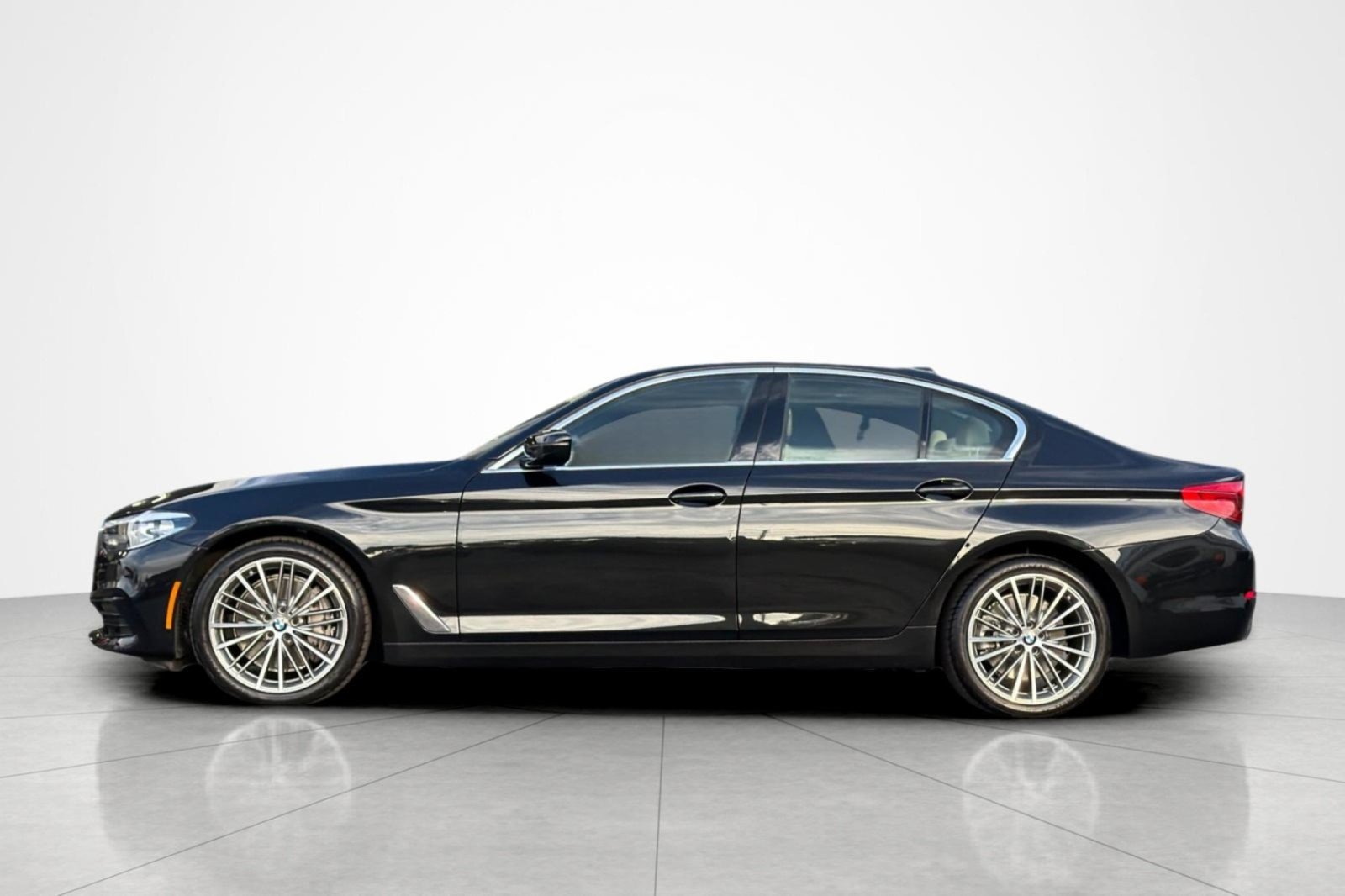 Used 2020 Black Sapphire Metallic BMW 540i image 2