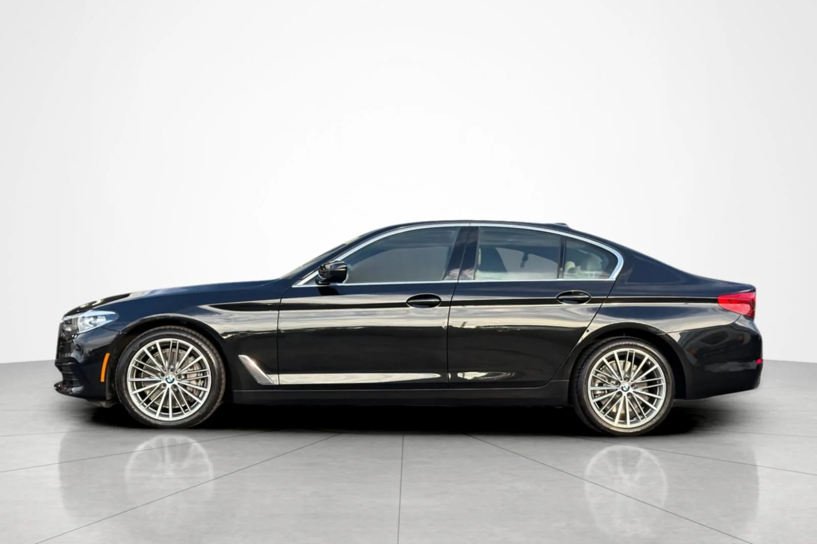 Used 2020 Black Sapphire Metallic BMW 540i image 2