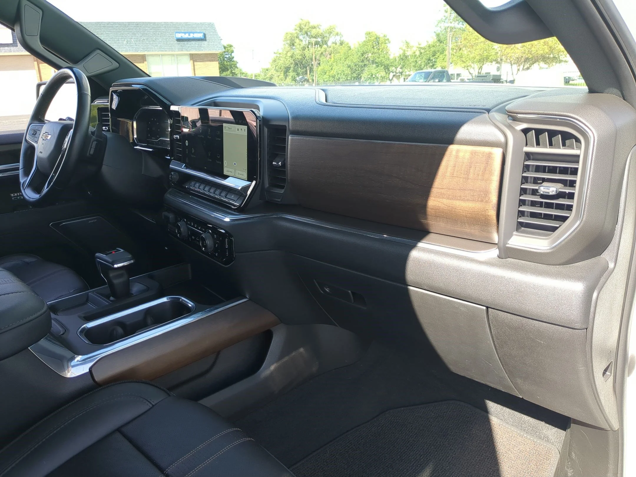 Used 2023 Iridescent Pearl Tricoat Chevrolet High Country image 33