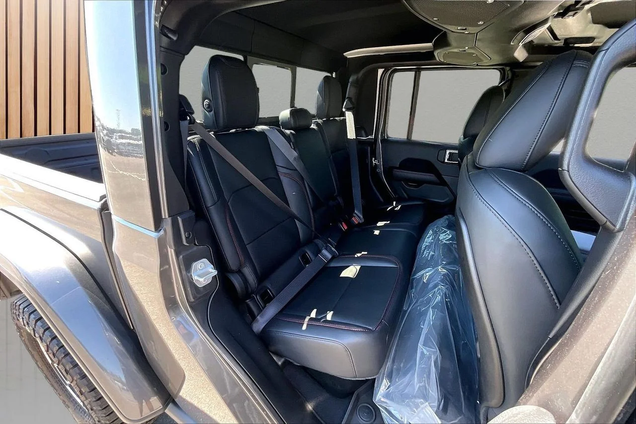 New 2026 Granite Crystal Metallic Clear-Coat Exterior Paint Jeep Rubicon X image 20