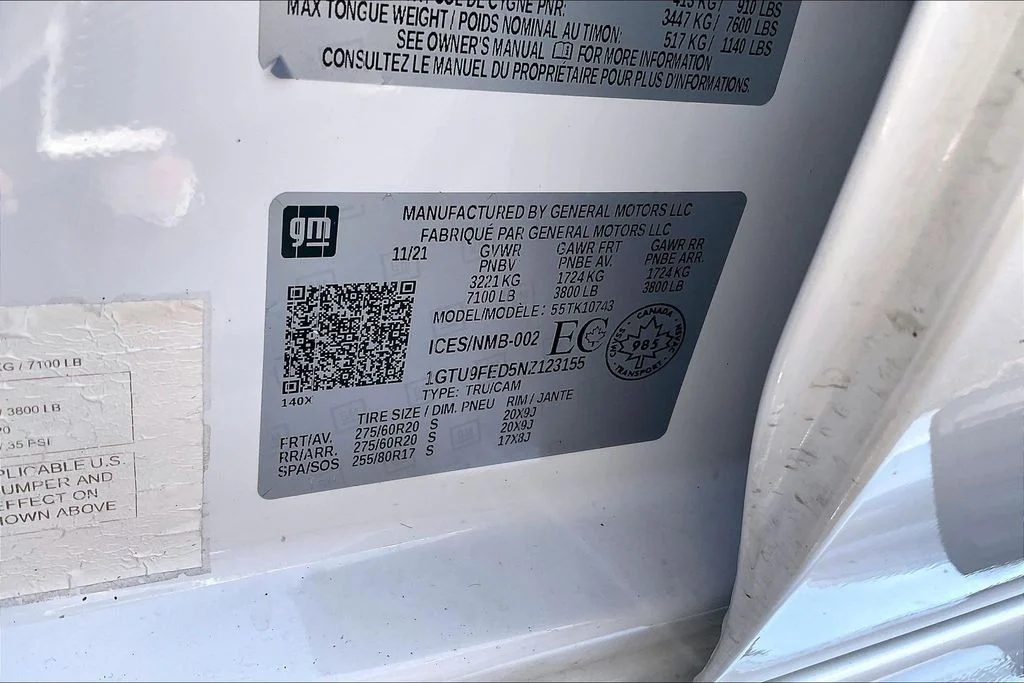 Used 2022 White Frost Tricoat GMC Denali image 33